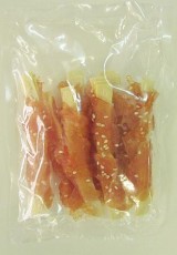 芝麻雞肉包鱈魚狗小食 (100克)